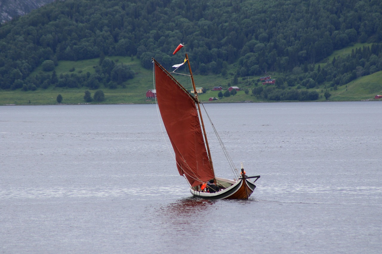 To personer i en liten seilbåt på fjorden