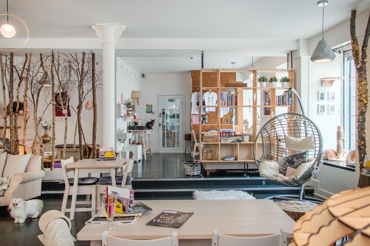 Kafélokale med egendesignede benker i eik i Kafé Bakklandet